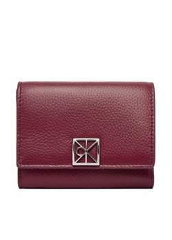 Portfel Calvin Klein Emblem Hw Pebble Trifold W/Zip LV04F1128G Bordowy ze sklepu eobuwie.pl w kategorii Portfele damskie - zdjęcie 188867780
