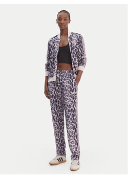 adidas Dres Essentials 3-Stripes Animal KB8935 Fioletowy Regular Fit ze sklepu MODIVO w kategorii Dresy damskie - zdjęcie 188868971