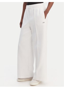 Lacoste Spodnie dresowe XF0041 Biały Relaxed Fit ze sklepu MODIVO w kategorii Spodnie damskie - zdjęcie 188868984