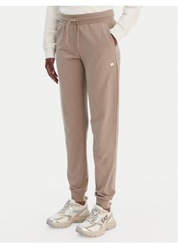 EA7 Emporio Armani Spodnie dresowe 7W000461 AF13135 U6167 Beżowy Regular Fit ze sklepu MODIVO w kategorii Spodnie damskie - zdjęcie 188868991