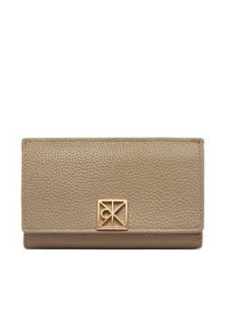 Calvin Klein Portfel Emblem Hw Pebble Snap Cardholder LV04F1127G Beżowy ze sklepu MODIVO w kategorii Portfele damskie - zdjęcie 188869183