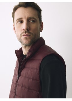 Reserved - Pikowana kamizelka z naturalnym puchem - bordowy ze sklepu Reserved w kategorii Kamizelki męskie - zdjęcie 188887690