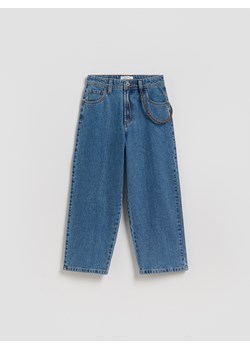 Reserved - Jeansy baggy z brelokiem - niebieski ze sklepu Reserved w kategorii Spodnie chłopięce - zdjęcie 188893420