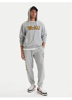 RVCA Bluza Va X Ali 23A413500 Szary Regular Fit ze sklepu MODIVO w kategorii Bluzy męskie - zdjęcie 188900234