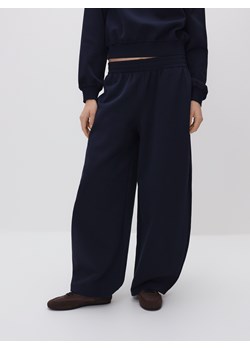 Reserved - Spodnie dresowe barrel - granatowy ze sklepu Reserved w kategorii Spodnie damskie - zdjęcie 188907572
