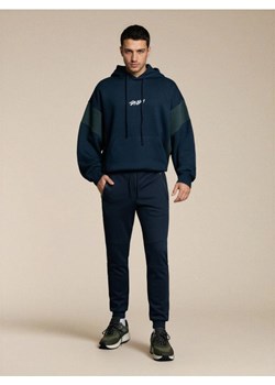 Sinsay - Sportowe spodnie dresowe z przeszyciami - granatowy ze sklepu Sinsay w kategorii Spodnie męskie - zdjęcie 188908644