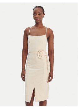 Guess Sukienka codzienna 180023 Beżowy Classic Fit ze sklepu MODIVO w kategorii Sukienki - zdjęcie 188913802