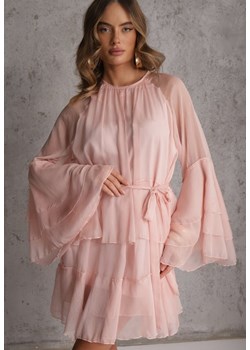 Różowa Eteryczna Sukienka z Falbanami i Wiązanym Paskiem w Talii Rivania ze sklepu renee.pl w kategorii Sukienki - zdjęcie 188916651