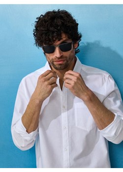 Sinsay - Bawełniana koszula z długim rękawem i kieszenią piersiową - biały ze sklepu Sinsay w kategorii Koszule męskie - zdjęcie 188920422