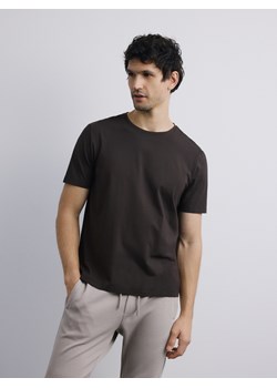Reserved - T-shirt regular z merceryzowaną bawełną - ciemnobrązowy ze sklepu Reserved w kategorii T-shirty męskie - zdjęcie 188930150