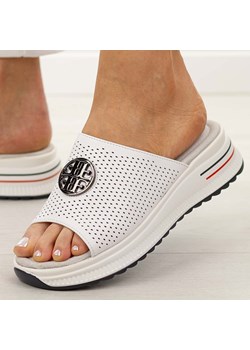 Białe ażurowe skórzane klapki damskie S.Barski 661 ze sklepu suzana.pl w kategorii Klapki damskie - zdjęcie 188936481