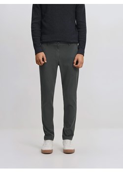 Reserved - Spodnie chino slim fit - zielony ze sklepu Reserved w kategorii Spodnie męskie - zdjęcie 188939801