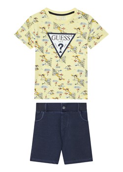 Guess Komplet t-shirt i spodenki N6GG01 K8HM4 Kolorowy Regular Fit ze sklepu MODIVO w kategorii Komplety chłopięce - zdjęcie 188952943