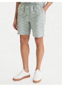 Guess Szorty materiałowe M6GD29 K3237 Zielony Regular Fit ze sklepu MODIVO w kategorii Spodenki męskie - zdjęcie 188953010