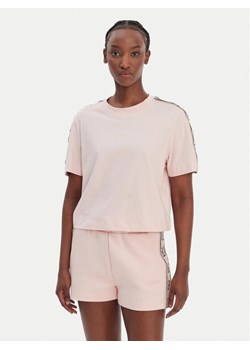 Guess T-Shirt V3RI08 I3Z14 Różowy Relaxed Fit ze sklepu MODIVO w kategorii Bluzki damskie - zdjęcie 188953032