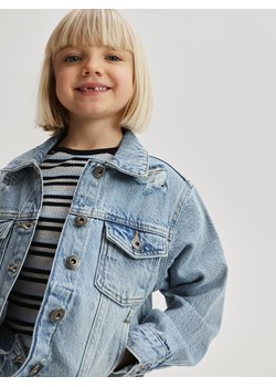 Reserved - Jeansowa kurtka z przetarciami - niebieski ze sklepu Reserved w kategorii Kurtki dziewczęce - zdjęcie 188954700