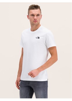 The North Face T-Shirt Simple Dome NF0A2TX5 Biały Regular Fit ze sklepu MODIVO w kategorii T-shirty męskie - zdjęcie 188962590