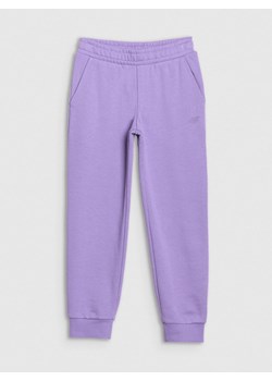 Dziewczęce spodnie dresowe joggery 4F 4FJWSS25TTROF1099 - fioletowe ze sklepu Sportstylestory.com w kategorii Spodnie dziewczęce - zdjęcie 188964204