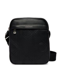Calvin Klein Saszetka Emblem Aop Emboss Reporter LV04D3331G Czarny ze sklepu MODIVO w kategorii Torby męskie - zdjęcie 188967514