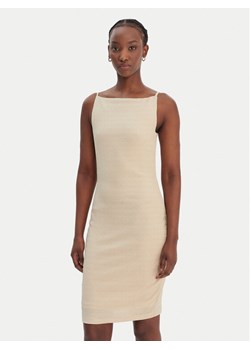 Guess Sukienka koktajlowa W6GKA1 K3488 Beżowy Slim Fit ze sklepu MODIVO w kategorii Sukienki - zdjęcie 188979694