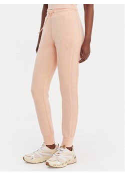 Guess Spodnie dresowe V2YB18 K7UW2 Pomarańczowy Regular Fit ze sklepu MODIVO w kategorii Spodnie damskie - zdjęcie 188979770