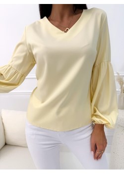 Żółta Elegancka Bluzka z Dekoltem V ze sklepu ModnaKiecka.pl w kategorii Bluzki damskie - zdjęcie 188980213