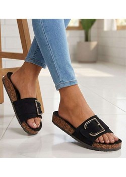 Czarne klapki damskie na płaskim obcasie /A6-2 16351 G232/ ze sklepu Pantofelek24.pl w kategorii Klapki damskie - zdjęcie 188981793