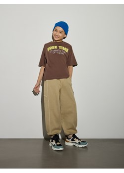 Reserved - Dresowe spodnie oversize - oliwkowy ze sklepu Reserved w kategorii Spodnie chłopięce - zdjęcie 188985960
