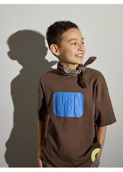 Reserved - Bawełniany t-shirt z nadrukiem - ciemnobrązowy ze sklepu Reserved w kategorii T-shirty chłopięce - zdjęcie 188986380