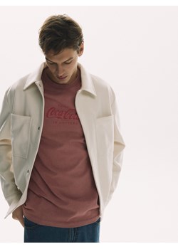 Reserved - T-shirt z nadrukiem Coca-Cola - brudny róż ze sklepu Reserved w kategorii T-shirty męskie - zdjęcie 188986480