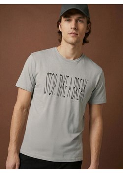 Sinsay - Bawełniana koszulka z napisem - szary ze sklepu Sinsay w kategorii T-shirty męskie - zdjęcie 188986601