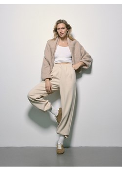 Reserved - Spodnie z zakładkami - beżowy ze sklepu Reserved w kategorii Spodnie damskie - zdjęcie 188997391