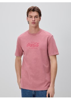 Reserved - T-shirt z nadrukiem Coca-Cola - brudny róż ze sklepu Reserved w kategorii T-shirty męskie - zdjęcie 188997431