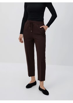 Reserved - Spodnie z kantem - ciemnobrązowy ze sklepu Reserved w kategorii Spodnie damskie - zdjęcie 188998023