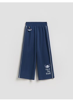 Reserved - Spodnie z breloczkiem Lilo i Stitch - granatowy ze sklepu Reserved w kategorii Spodnie dziewczęce - zdjęcie 189003431