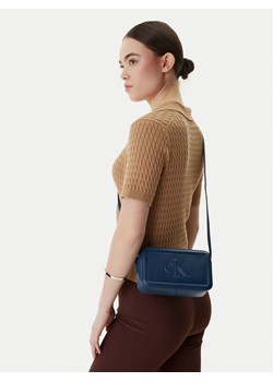 Calvin Klein Torebka Bold Ck Camera Bag LV04F3220G Niebieski ze sklepu MODIVO w kategorii Listonoszki - zdjęcie 189004203