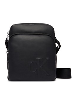 Calvin Klein Saszetka Bold Ck Pocket Reporter LV04D3368G Czarny ze sklepu MODIVO w kategorii Torby męskie - zdjęcie 189009144