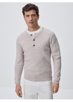 Reserved - Sweter henley z wełną - beżowy ze sklepu Reserved w kategorii Swetry męskie - zdjęcie 189010311