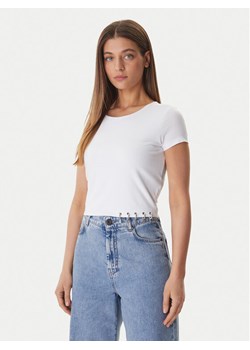 Guess T-Shirt W6GP11 K2933 Biały Regular Fit ze sklepu MODIVO w kategorii Bluzki damskie - zdjęcie 189021111