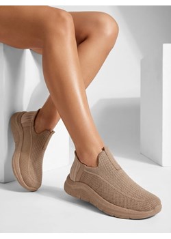 Damskie buty slip on Selene Beżowe – wygodne sneakersy na płaskim obcasie ze sklepu royalfashion.pl w kategorii Buty sportowe damskie - zdjęcie 189022362