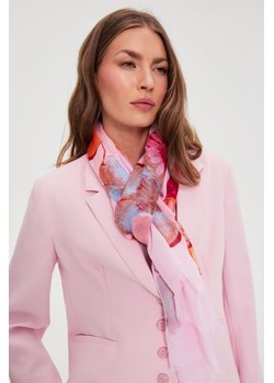 Szal w kwiaty różowy ze sklepu Moodo.pl w kategorii Szaliki i chusty damskie - zdjęcie 189024934