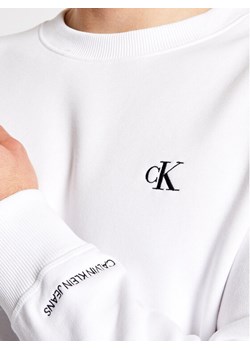 Calvin Klein Jeans Bluza Embroidered Logo J30J314536 Biały Regular Fit ze sklepu MODIVO w kategorii Bluzy męskie - zdjęcie 189029082