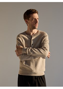 Reserved - Sweter henley z wełną - beżowy ze sklepu Reserved w kategorii Swetry męskie - zdjęcie 189032393
