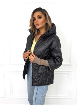 KURTKA PRZEJŚCIOWA Z KAPTUREM I DŁUŻSZYM ŚCIĄGACZEM PRZY RĘKAWIE- CZARNA ze sklepu olika.com.pl w kategorii Kurtki damskie - zdjęcie 189033170