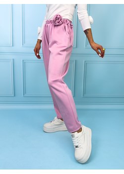 SPODNIE MASEŁKOWE Z OZDOBNYM PASKIEM Z KWIATEM- RÓŻOWE ze sklepu olika.com.pl w kategorii Jeansy damskie - zdjęcie 189033314