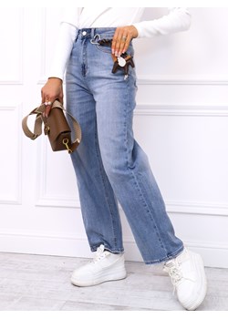 SPODNIE JEANSOWE LOOSE FIT Z OZDOBNĄ ZAWIESZKĄ- NIEBIESKIE ze sklepu olika.com.pl w kategorii Jeansy damskie - zdjęcie 189033332