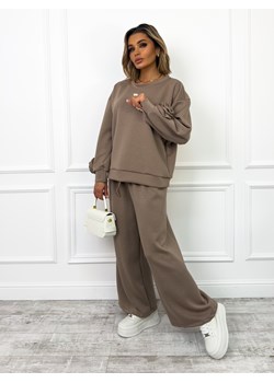 KOMPLET DRESOWY MASEŁKOWY BLUZA Z KWIATAMI NA RĘKAWACH+ SPODNIE Z SZEROKĄ NOGAWKĄ- FANGO ze sklepu olika.com.pl w kategorii Komplety i garnitury damskie - zdjęcie 189033403
