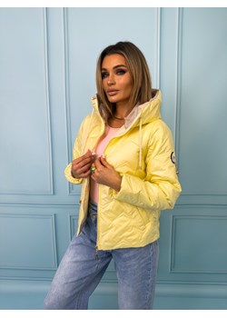 KURTKA PRZEJŚCIOWA Z KAPTUREM I NASZYWKĄ NA RĘKAWIE- ŻÓŁTA BUTTER YELLOW ze sklepu olika.com.pl w kategorii Kurtki damskie - zdjęcie 189033642