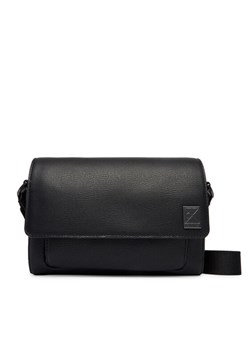 Torebka Calvin Klein Emblem Hw Small Slap Messenger LV04D3367G Czarny ze sklepu eobuwie.pl w kategorii Listonoszki - zdjęcie 189037013