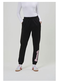 Bench Spodnie dresowe "Corey" w kolorze czarnym ze sklepu Limango Polska w kategorii Spodnie damskie - zdjęcie 189053154